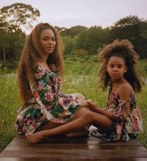 Beyonce and Blue's beautiful natural hair Black Mother And Daughter Photoshoot, Family Vintage Photoshoot, Mommy Daughter Poses, Mother Daughter Photoshoot Black Women, Mommy And Daughter Photo Shoot, Mother And Daughter Aesthetic, Pnw Fashion, Mother And Daughter Photoshoot, Mommy Daughter Photoshoot