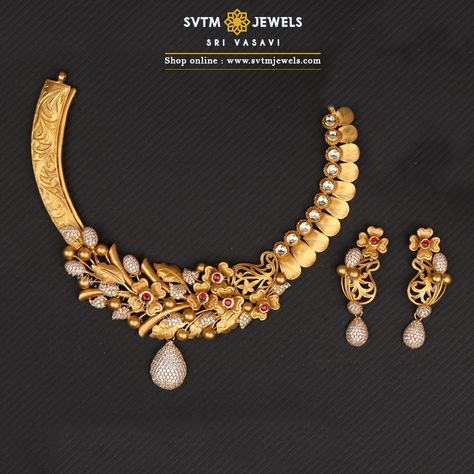 A 22kt yellow gold Short Necklace and its matching Earrings studded with Kundan,Cubic Zircones. It’s a blend of the traditional and modern. Indian Gold Jewellery, Gold Leaf Jewelry, Indian Gold Necklace Designs, Choker Necklace Online, Antique Necklaces Design, Gold Jewelry Outfits, Gold Necklace Indian, Modern Gold Jewelry, Online Gold Jewellery