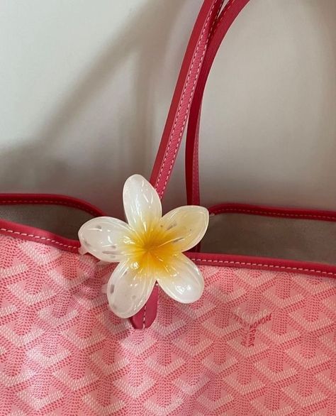 Pink Goyard, Hawaiian Flower Hair, Tropical Hair, Flower Claw Clip, Hawaiian Plumeria, Hair Clips For Women, Goyard Bag, Malibu Barbie, روتين العناية بالبشرة