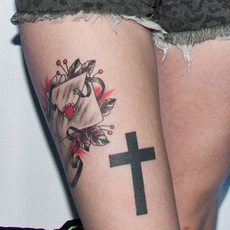 hayley-williams-cross-thigh-tattoo Hailey Williams Tattoos, Haley Williams Tattoos, Hayley Williams Tattoo Ideas, Cross Thigh Tattoo, Thigh Cross Tattoo, Hayley Williams Tattoo, Paramore Tattoo Ideas, Black Cross Tattoos, Paramore Tattoo