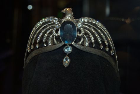 The lost diadem of Ravenclaw Diadem Of Ravenclaw, Rowena Ravenclaw Diadem, Ravenclaw Diadem, Tudor Clothing, Rowena Ravenclaw, Harry Potter Wedding, Common Room, Harry Potter Films, Harry Potter Anime