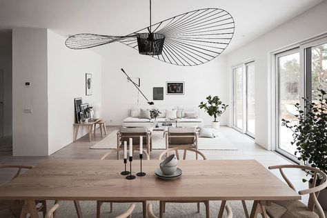 A beautiful, inspiring space with a clear Nordic aesthetic, courtesy of Design Therapy. Vertigo Pendant, Lighting Fixtures Kitchen Island, Home Lighting Design, Farmhouse Light Fixtures, Bedroom Light Fixtures, Dining Room Light Fixtures, 아파트 인테리어, Lighting Design Interior, Kitchen Lighting Fixtures