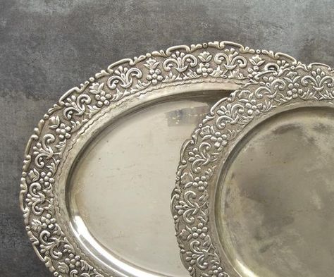 Serving Wedding Cake, Wedding Cakes Rustic Vintage, Wedding Cake Plates, Silver Articles, Beach Wedding Centerpieces, Bridesmaid Diy, Silver Platters, Pooja Items, Small Wedding Cakes