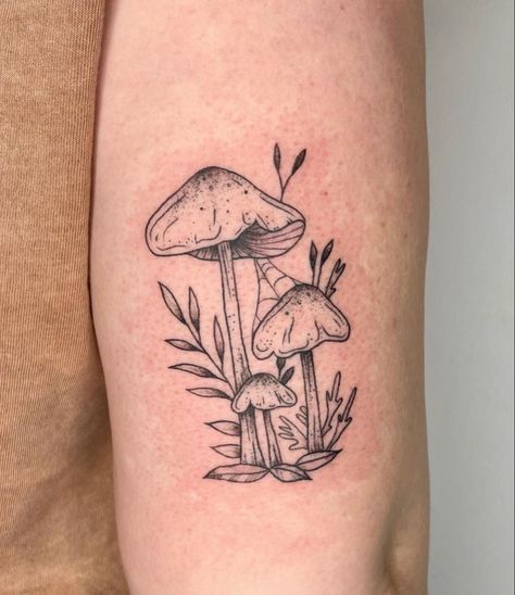 Black Ink Sketches, Mushroom Tattoo Ideas, Wrist Tattoos Words, Pair Tattoos, Earthy Tattoos, Mushroom Tattoo, Fantasy Nature, Mushroom Tattoos, Gorgeous Tattoos