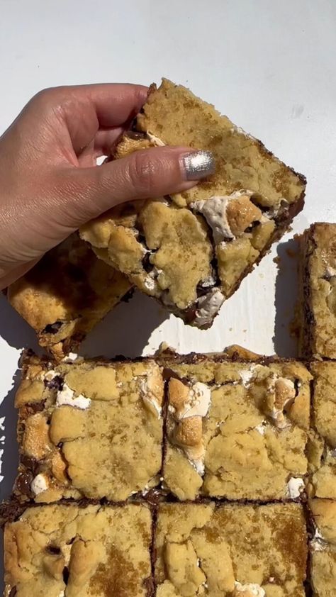 Cinnamon Roll Shortbread Bars - Dee & Sweets Peanut Butter And Marshmallow Squares, Peanut Butter Smores Bars, Bars With Peanut Butter, Peanut Butter Smores, Smores Bars, Almond Croissants, Fluffy Cinnamon Rolls, Brunch Cake, Gluten Free Ice Cream