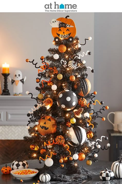 Black Halloween Tree, Black And White Ornaments, Fall Christmas Tree, Halloween Tree Decorations, Fun Diy Halloween Decorations, Facts About Halloween, Halloween Christmas Tree, Traditional Christmas Ornaments, Spooky Pumpkins