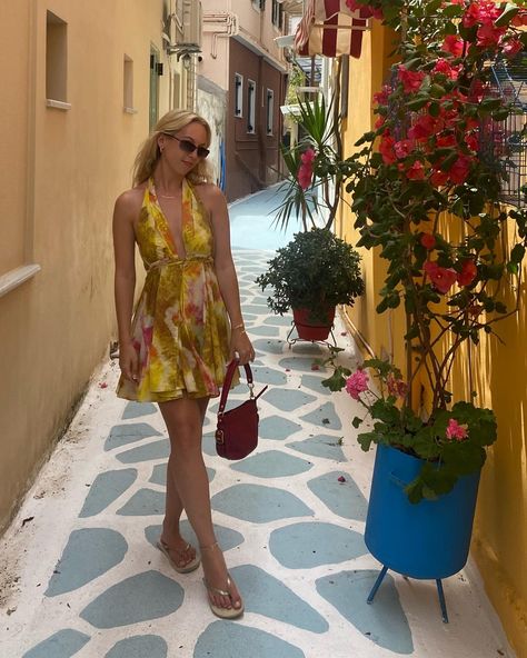 Greece pic inspo with flowers and fashion. Colorful yellow ootd for euro summer and red purse gold jewlery Zara Yellow Dress, Yellow Ootd, Flowers Outfit, Zara Red Dress, Greek Town, Red Purse, Euro Summer, Red Purses, Europe Summer