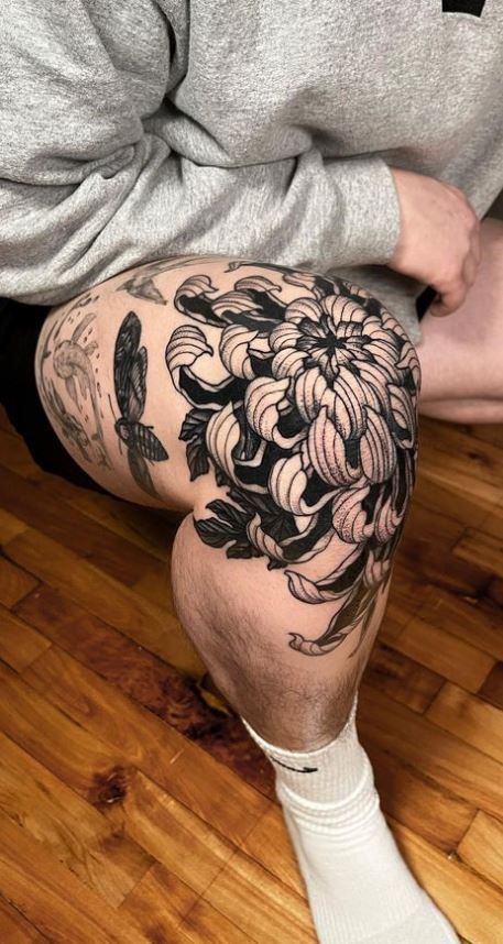 Chrysanthemum Half Sleeve Tattoo, Chrysanthemum Leg Sleeve, Japanese Tattoos Thigh, Black Out Knee Tattoo, All Tattoo Styles, Black Rose Knee Tattoo, Man Knee Tattoo, Flower Knee Tattoo Men, Full Knee Tattoo