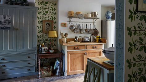 Kitchen Brick, English Cottage Kitchens, Classical Kitchen, Unfitted Kitchen, Kitchen Decor Styles, Corner Cupboard, Fitted Kitchen, Freestanding Kitchen, Old Dressers