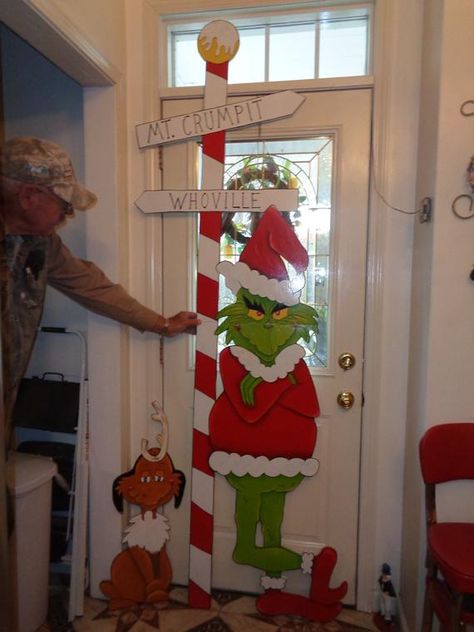 Grinch Door, Christmas Yard Decor, Grinch Stuff, Halloween Yard Art, Whoville Christmas, Grinch Christmas Party, Grinch Christmas Tree, Grinch Christmas Decorations, Christmas Yard Art