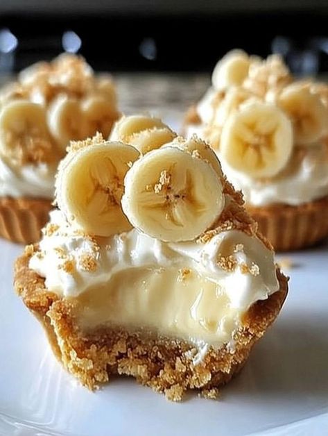 No-Bake Mini Banana Cream Pies Recipe - Sanepe Recipes Banana Cream Pie Recipe, Banana Cream Pudding, Homemade Custard, Mini Bananas, Cream Pies, Dessert Simple, Cream Pie Recipes, Banana Dessert, Banana Cream Pie