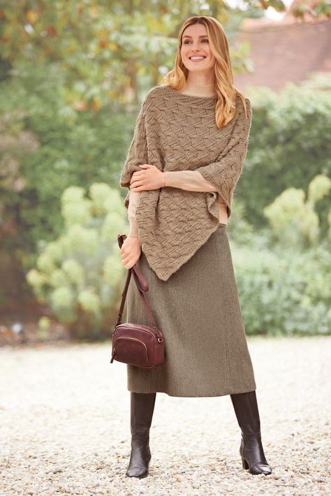 Clothing Guide, Winter Chic, Funny Fashion, Artist Outfit, Fashion Statements, Feminine Outfit, Classic Outfits, 50 Fashion, Brown Fashion