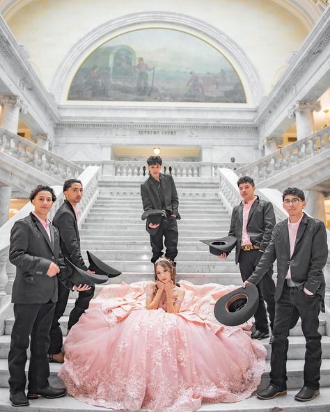 Low Rider Quince Pictures, Quinceañera Photoshoot Ideas With Chambelanes, Quince Picture Ideas With Chambelanes, Quinceanera Party Photography, Quinceanera And Chambelanes Photo Ideas, Quincenera Family Photos, Quinceanera Photography Ideas, Quince Court Photoshoot Ideas, Quince Photo Shoot Ideas