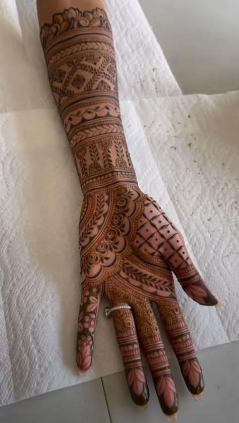 Long Mehndi Designs, Long Mehndi, Front Side Mehndi Design, Henna Vines, Henna Traditional, Mehendi Designs Latest, Side Mehndi Design, Round Mehndi, Traditional Mehndi Designs