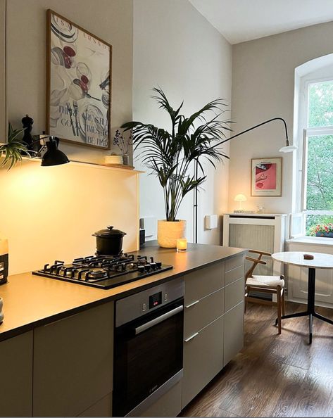 Scandinavian Kitchen Inspiration, Kitchen For Small Spaces, Norwegian House Interior, Kitchen U Shape, Armchair Kitchen, Berlin Interior Design, Relaxing Kitchen, Artsy Kitchen, Bauhaus Kitchen