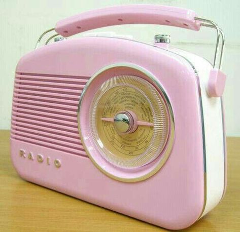 Pink Radio, Retro Things, 1950s Decor, Vintage Decorating, Retro Radios, Vintage Industrial Decor, Retro Radio, Vintage Lifestyle, Shabby Chic Pink