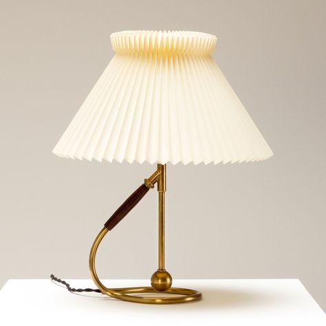 For sale: Le Klint 306 Wall or Table Lamp in Brass by Kaare Klint, Denmark 1950s | #vntg #vintage Kaare Klint Safari Chair, Safari Chair, Kaare Klint, Le Klint, Wall Lamp Design, Design Lighting, Brown Canvas, History Design, Lamp Design