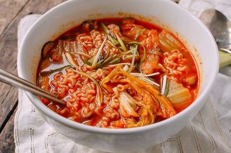 Quick and Easy Kimchi Ramen Easy Kimchi, Kimchi Ramen, Ramen Noodle Recipes, Korean Dishes, Ramen Recipes, Asian Cooking, Asian Dishes, Korean Food, Kimchi