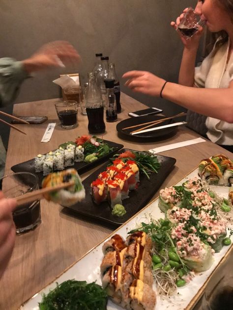 Sushi Dinner, Come Dine With Me, Sushi Night, Night With Friends, Think Food, In The Mood, Pretty Food, Food Cravings, The Mood