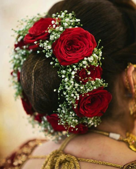 What a beautiful large low bun with real flower gajra! Care however should be taken before adopting such hairstyles, as due to it's high static charge, it will cause phlegm to move up in the throat, causing the voice to quaver & a frequent urge to clear the throat. A heavy chabi chhalla with a long & wide hook if inserted at the edge of the pleats of the saree, will reduce this problem as it's hook will activate the acupressure points that act to keep the throat clear. Bridal Hair Decorations, Intricate Braids, Bridal Hairstyle Indian Wedding, Flower Bun, Wedding Flower Jewelry, Hairstyles Design, Bridal Makeup Images, Bridal Bun, Bridal Hairdo