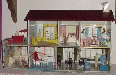 Vintage Metal Dollhouse - my mother and her sister had this one when they were small and I would play with it at my grandparents' house Vintage Dollhouse, Plastic Furniture, Vintage Memory, Childhood Toys, Dollhouse Dolls, Retro Toys, Antique Toys, Happy Memories, Vintage Doll