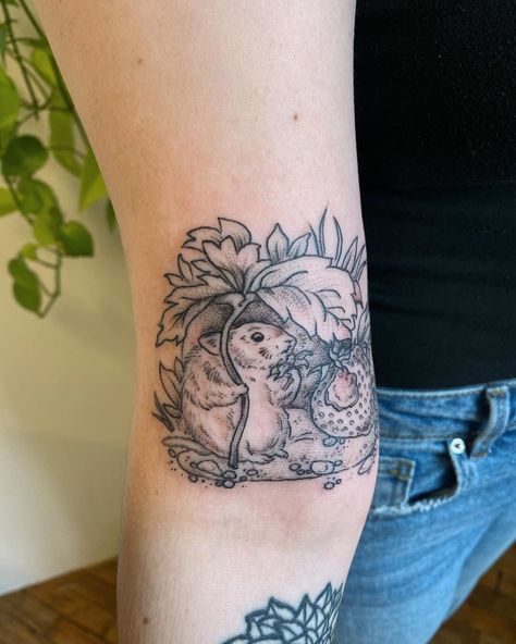 🌿Julia Hayes🌿 on Instagram: “Forgot to post lil country mouse! A few diff angles and lighting shots of this sweet Beatrix Potter illustration. Thank you Mary!! #mouse��…” Beatrix Potter Tattoo Ideas, Mouse And Strawberry Tattoo, Beatrix Potter Tattoo, Mouse Tattoo Cute, Mouse Tattoo, Matryoshka Tattoo, Strawberry Tattoo, Beatrix Potter Illustrations, Mouse Tattoos