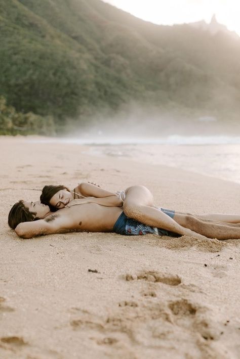 Couples Beach Photography, Couple Beach Pictures, Couple Romance, Kauai Hawaii, Marmaris, Couple Beach, Kissing Couples, Photo Couple, Couple Photography Poses