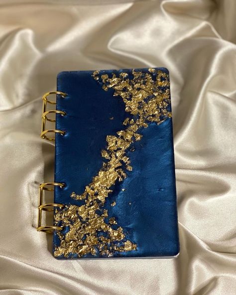 Resin Notebook Ideas, Resin Business Ideas, Resin Diary, Resin Notebook, Resin Book, Diy Resin Gifts, Resin And Wood Diy, Epoxy Resin Diy, Resin Crafts Tutorial