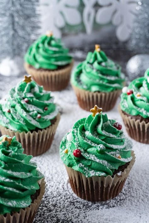 Xmas Cupcakes, Jul Kaka, Cupcakes Simple, Tree Cupcakes, Christmas Cupcakes Recipes, Christmas Bakes, Christmas Tree Cupcakes, Christmas Baking Ideas, Xmas Desserts