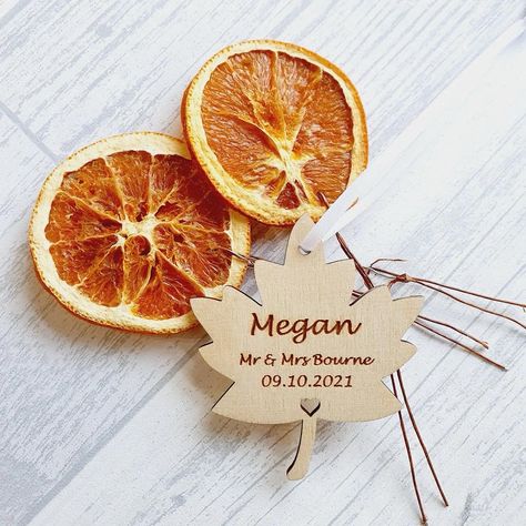 Maple leaf placements names ideal for autumnal weddings or celebrations Maple Leaf Wedding, Personalized Bachelorette Gifts, Green Wedding Favors, Wedding Decor Rustic, Autumnal Wedding, Thanksgiving Place Cards, Umbrella Wedding, Wedding Favors Fall, Rustic Fall Wedding