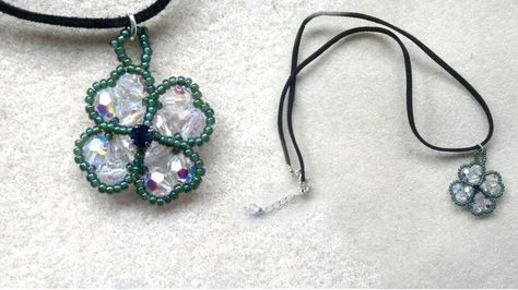 Tutorial on YouTube Seed Bead Tutorials, Free Jewellery Making Tutorials, Clover Pendant, Beaded Beads, Seed Bead Tutorial, Beading Tutorial, Beaded Brooch, Jewelry Making Tutorials, Bracelet Tutorial