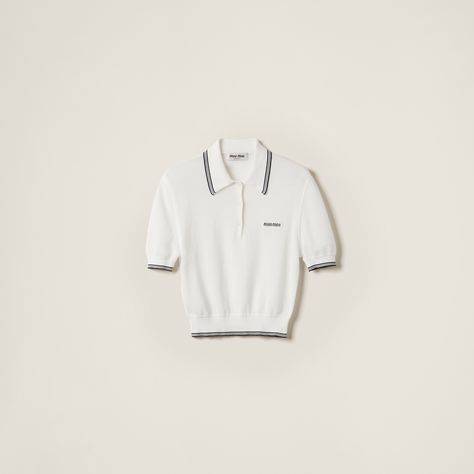 A College Style Is Combined With Miu Miu's Distinctive Character In This Cotton Knit Polo Shirt. The Boxy Lines And Ribbed Knit Trim Define A Refined Design While The Intarsia Logo Completes The Garment With An Iconic Note. Prada 2005, Miu Miu Handbags, Polo Shirt Colors, Polo Shirt White, Knit Sleeve, Cotton Polo Shirt, Cotton Polo, College Fashion, Airport Style