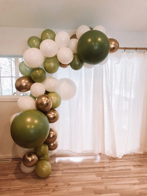 Baby Camp Balloon Arch Hunting Balloon Arch, Camping Balloon Arch, Gold And White Balloon Arch, White Balloon Arch, Hunting Birthday, Hunting Baby, Camping With A Baby, Baby Shower Backdrop, Camping Theme