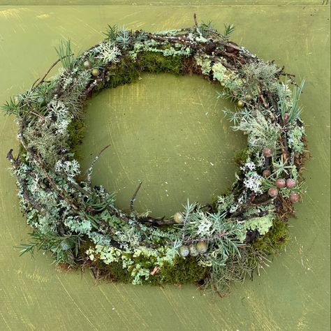 Natural Moss and Lichen Ring. Designed and created by Angela Turner Scandinavian Moss Decoration, Moss Wreath Christmas, Moss Christmas Wreath, Lichen Wreath, Hygge Crafts, Moss Covered Grapevine Wreath, Natural Wreaths, Moss And Lichen, Wreath Rings