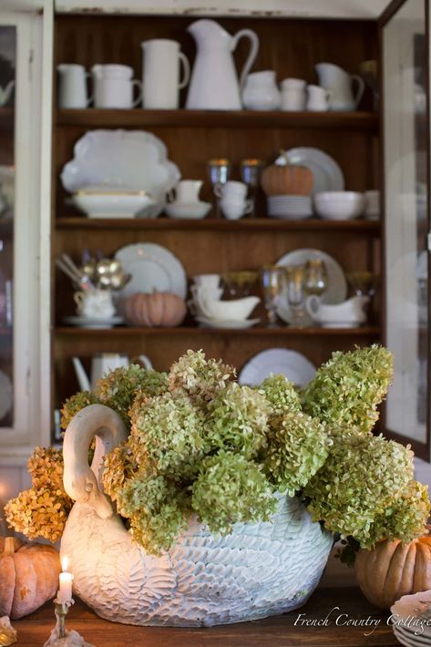 Autumn Dining Room, Fall Dining Room Table, Vintage Table Setting, French Country Dining Room, Fall Dining Room, Dining Room French, French Vintage Decor, Swan Decor, Vintage Swan