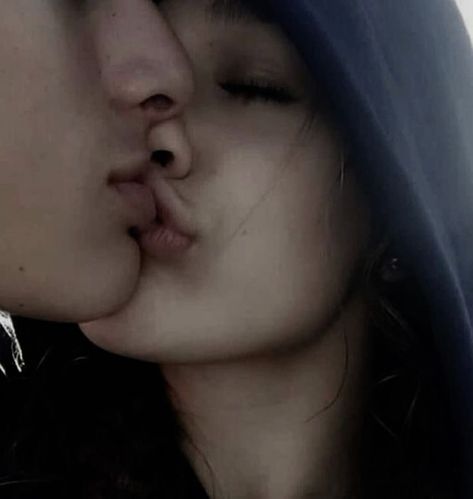 Romantic Kiss Pic, Romantic Couple Kissing, Boyfriend Goals, Relationship Goals Pictures, Cute Couples Kissing, Kissing Couples, Couples Poses For Pictures, Cute Relationship Goals, Couple Aesthetic