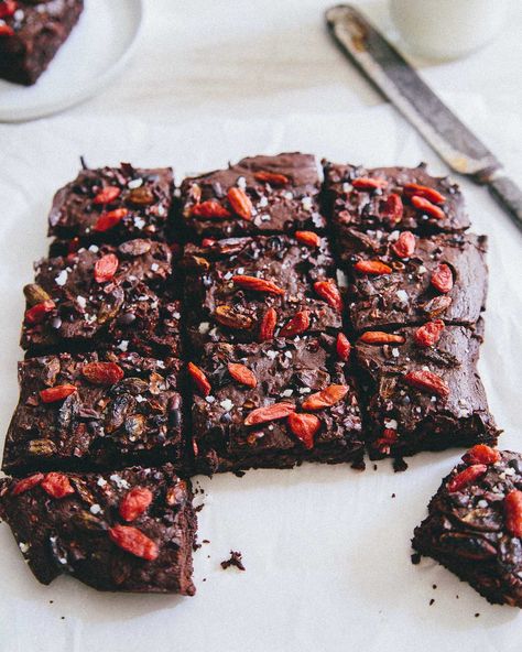 Superfood Brownies packed with goji berries and cacao nibs make a delicious gluten free dessert! Superfood Brownies, Goji Berry Recipes, Brownies Caramel, Cacao Recipes, Goji Berry, Cacao Nibs, Fudge Brownies, Goji Berries, Healthy Dessert Recipes