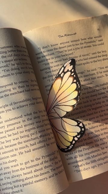 Vinita more on Instagram: "Diy butterfly bookmark✨🧸 Diy bookmark , butterfly, diy butterfly bookmark, cute diys,diys#explore#explorepage#reels#diy" Butterfly Bookmarks Diy, Book And Butterfly, Book Butterfly, Creative Book Cover Designs, Butterfly Book, Butterfly Bookmark, Bookmark Diy, Diy Bookmark, Creative Book Covers