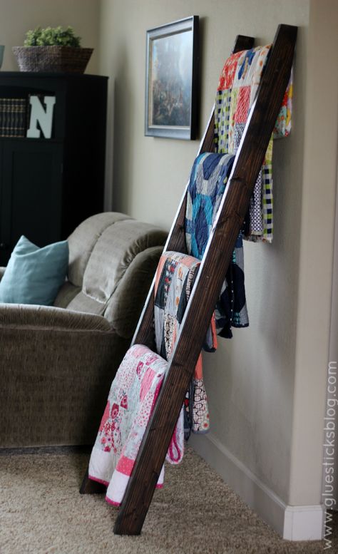 $15 DIY Quilt Ladder - we need this with all the blankets we have piled around the living room! Wooden Blanket Ladder, Quilt Ladder, Diy Blanket, Diy Blanket Ladder, Quilt Display, Quilt Rack, Blanket Ladder, Quilt Storage, Quilting Room