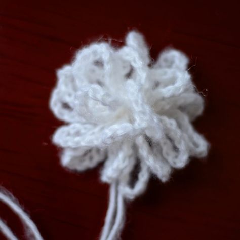 DIY: Chain Loop Yarn Pom Free Tutorial - A Crocheted Simplicity Crochet Pom Pom Hat Pattern Free, Unique Granny Squares, Crochet Pom Pom, Crochet Unique, Diy Chain, Yarn Hats, How To Make A Pom Pom, Crochet Chain, Trendy Crochet