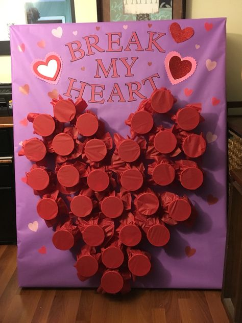 Game for VDay party.... Kids punch through the cup to get a prize. "Break My Heart" 5 Senses Gift For Boyfriend, Vday Party, Classroom Valentines Party, Kids Valentine Party, Valentines Class Party, Valentine's Day Party Games, Valentine Party Game, Saint Valentin Diy, Kindergarten Valentines