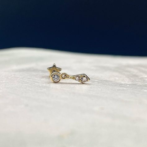 Unique Piercing, Back Piercings, Rose Gold Bar, Piercing Tragus, Helix Earring, Forward Helix, Piercings Unique, Tragus Piercing, Daith Piercing