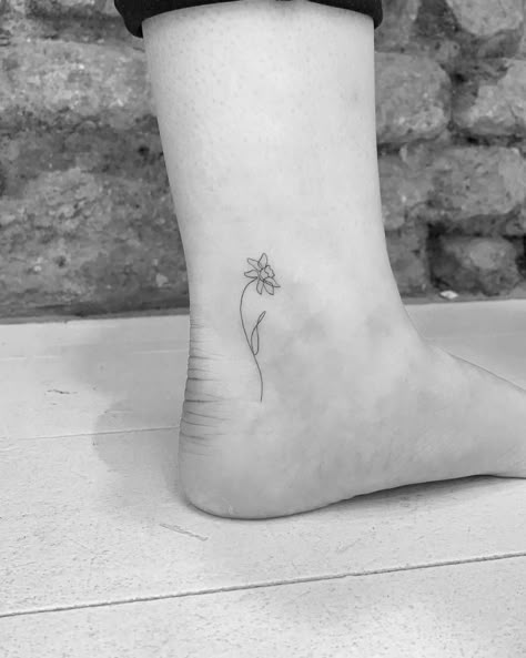 Daffodil Tattoo On Wrist, Narcissus Flower Tattoo Small Simple, Dainty Narcissus Flower Tattoo, Ankle Daffodil Tattoo, Narcissus Flower Tattoo Minimalist, Daphodil Flower Tattoos Simple, Cute Daffodil Tattoos, Minimalist Narcissus Tattoo, Daffodil Tattoo Minimalist