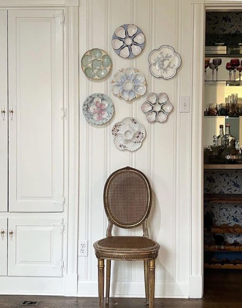 Coastal Grandma Chic, Plate Wall Display, Katie Homes, Grand Millenial, Mood 2024, Antique Interior Design, Palm Beach Chic, Grandmillennial Style, Grandma Chic