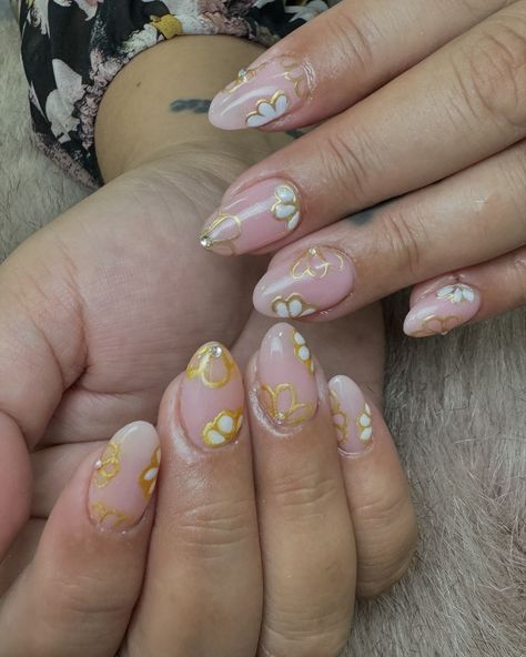 Crome flowers 💐 Nails inspo #nailsbymeena0 #meenasnailart Flowers Nails, Nails Inspo, Nail Inspo, Nails, Flowers