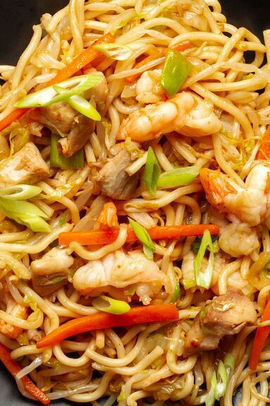 Rustle up a pan of Special Chow Mein in just 30 minutes with this simple yet scrumptious recipe. With meat, prawns/shrimp and fresh veggies tossed in soft chewy noodles, coated in an unforgettable umami sauce, these noodles are sure to knock your socks off. Recreating Chinese takeaway or restaurant classics at home is now a no-brainer with this House Special Chow Mein recipe. Not only is it healthier, cheaper, and quicker, but it's also sure to rival the quality of your favourite res… Spicy Korean Noodles, Shrimp Chow Mein, Spicy Chicken Noodles, Thai Salad Recipes, Shrimp Noodles, Chow Mein Recipe, Chinese Takeaway, Chicken Chow Mein, Chow Mein Noodles