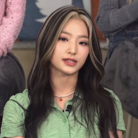 Kpop Idols Highlights Hair, Kpop Idols With Highlights, Idols Hairstyle Kpop Girl, Kpop Idol Hair Color, Hair Color Ideas Korean, Kpop Hairstyles Girl, Kpop Hair Color, Saerom Fromis 9, Lee Saerom