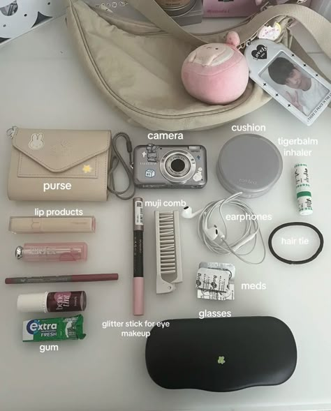 What’s In My Crossbody Bag, What's In My Bag Aesthetic, What Is In My Bag, Nature Creatures, School Backpack Essentials, Everyday Bag Essentials, What's In My Bag, School Bag Essentials, Backpack Essentials