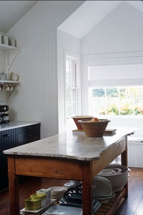 They Embrace Curves- ELLEDecor.com Kitchen Marble, Farmhouse Style Kitchen, Country House Decor, Kitchen Styling, 인테리어 디자인, Home Decor Kitchen, A Kitchen, Kitchen Inspirations, New Kitchen