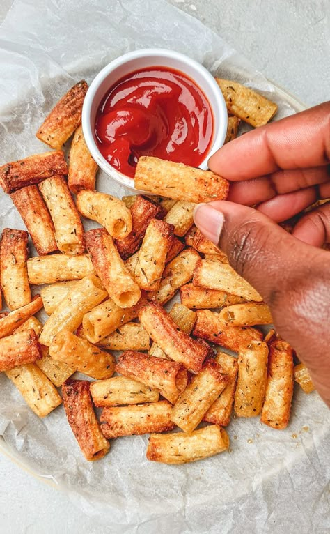 Air Fryer Pasta chips (Viral TikTok Recipe) Air Fryer Pasta Chips, Air Fryer Snacks, Classroom Recipes, Air Fryer Pasta, Fried Snacks, Fried Pasta, Air Fryer Recipes Snacks, Pasta Chips, Air Fryer Recipes Vegetarian